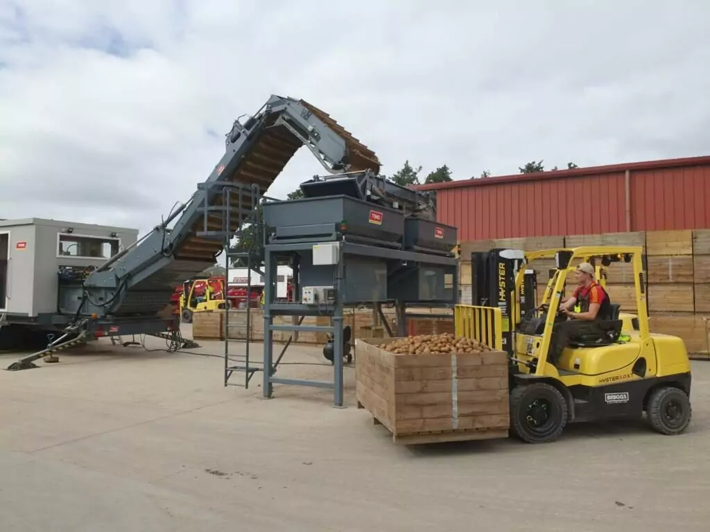 The new filler detects when an empty box is presented by the forklift and the hopper discharges crop into the box as it is lowered by the forklift. The process means that the forklift then takes the full box away and returns with an empty box to repeat the process. The discharge mechanism of the holding hoppers ensures a very even fill of each box, and the integrated weight indicators can be set up to transfer the data for each box directly to your chosen crop statistics database. So if you're looking for a gentle, advanced and high capacity box filler suitable for potatoes, onions, swede, carrots, beetroot and more, then get in touch with Tong to discuss your requirements today.